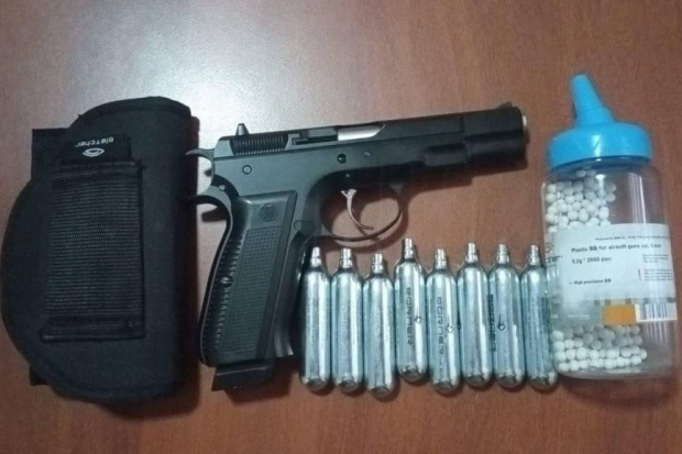 В Сырдарье сотрудники таможни задержали мужчину с пневматическим пистолетом