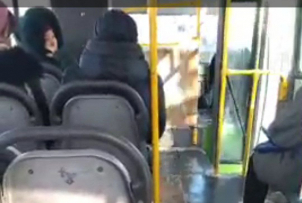 В одном из столичных автобусов пассажиры прокатились с открытой дверью — видео