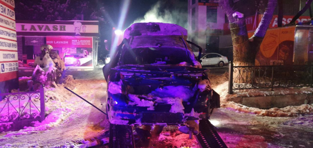 В Ташкенте в результате серьёзного ДТП загорелся автомобиль «KIA»