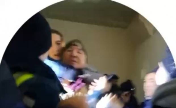 В Кашкадарье женщина приставила нож к горлу сотрудника электросети - видео