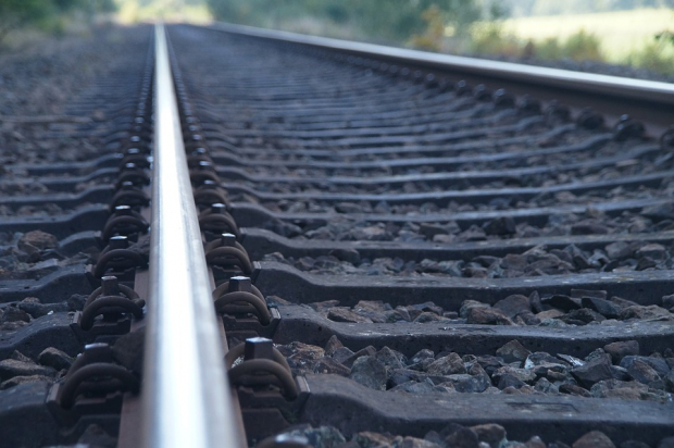 В Ташкенте поезд насмерть сбил подростка, который гулял по рельсам в наушниках