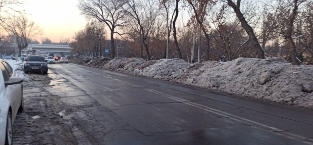 В Ташкенте  начали сбрасывать грязный снег в один из каналов — видео