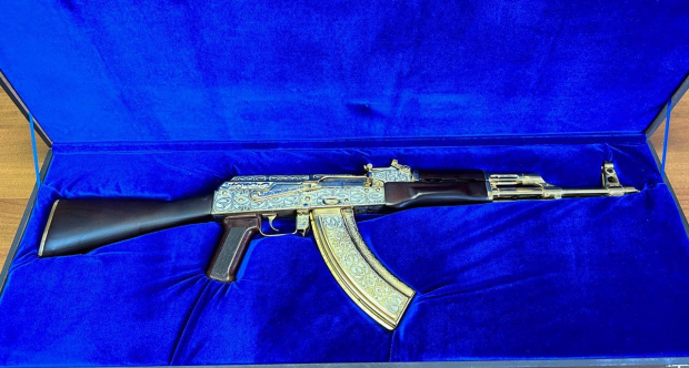 Из России в Ташкент мужчина пытался привезти золотой автомат Калашникова