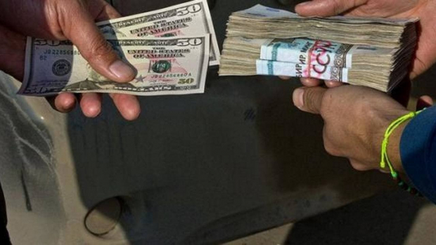 В Бухаре задержали «валютчиков», которые обменяли доллары США на туркменские манаты