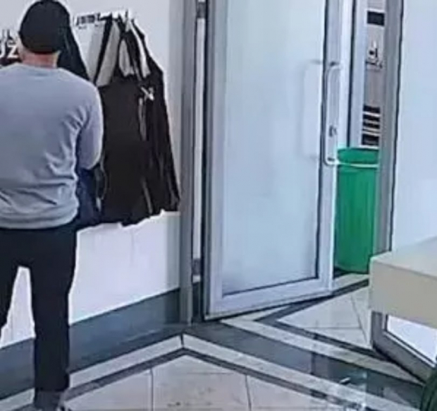 В Фергане мужчина украл деньги из куртки, висевшей в общественном туалете