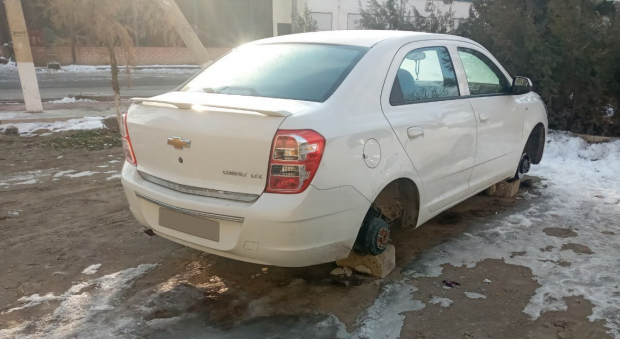 В Самарканде ведутся поиски злоумышленника, который украл колёса с автомобиля «Cobalt»