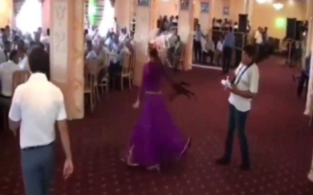 На узбекской свадьбе танцовщица чудом не погибла из-за ошибки оператора — видео
