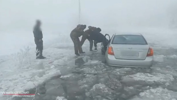 В Ташкентской области водитель автомобиля "Lacetti" не справился с управлением и вылетел с дороги - видео