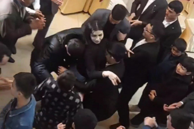 Узбекистанка «зажгла» с мужчинами, те не смогли сдержаться и вот что вышло — видео