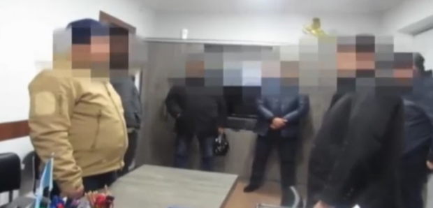 В Джизаке сотрудник «Ватанпарвар» во время задержания пытался избавиться от полученной взятки - видео