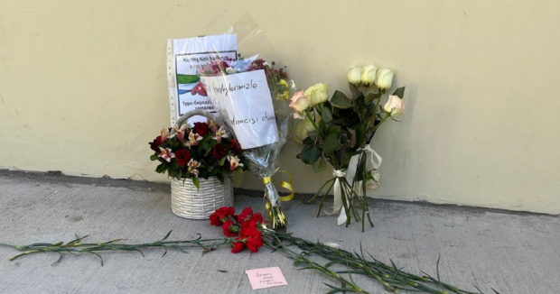К посольству Турции в Ташкенте жители приносят цветы