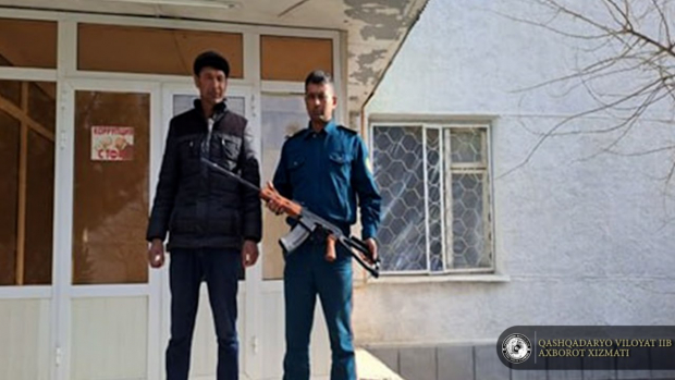 В Кашкадарье мужчина добровольно сдал автоматическое оружие