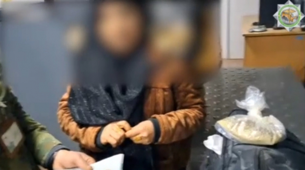 В Сурхандарье сотрудники таможни выявили у женщины наркотики - видео