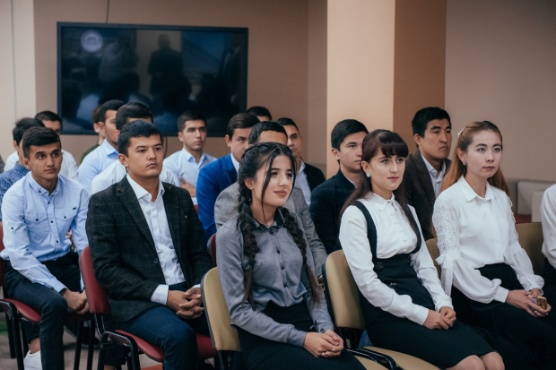 Сколько парней и девушек учатся в ВУЗах Узбекистана?