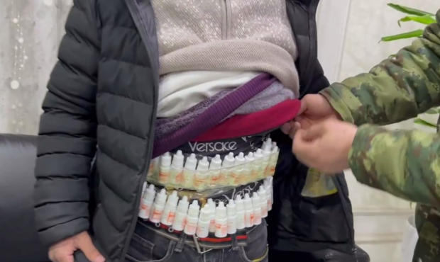 В Андижане мужчина пытался обмануть сотрудников таможни, спрятав контрабанду под одеждой