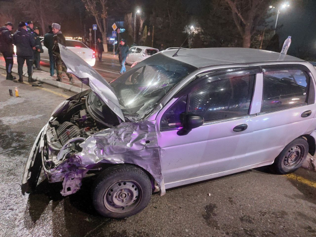 В Ташкенте произошло ДТП с участием 4 автомобилей, один из которых загорелся, есть пострадавшие — видео