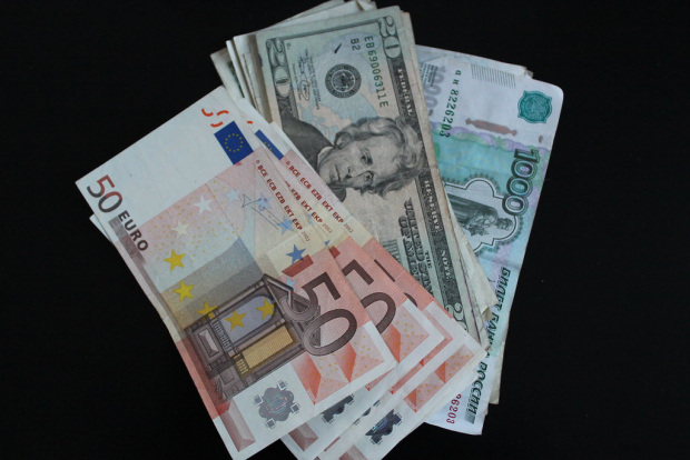 В Узбекистане подсчитали изменения курса иностранных валют за год