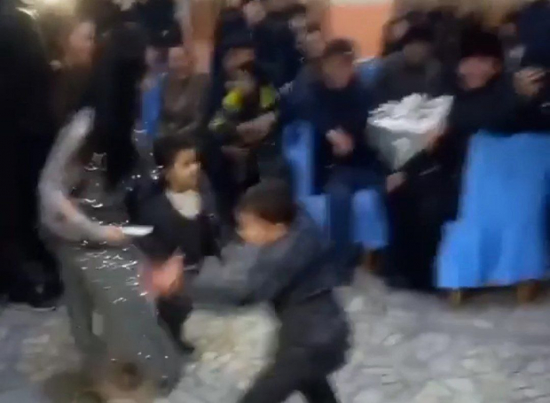 На узбекской свадьбе мальчишки не поделили танцовщицу, пытаясь зажечь с ней  — видео