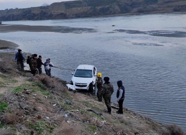 В Ташобласти водитель не справился с управлением и упал в воду