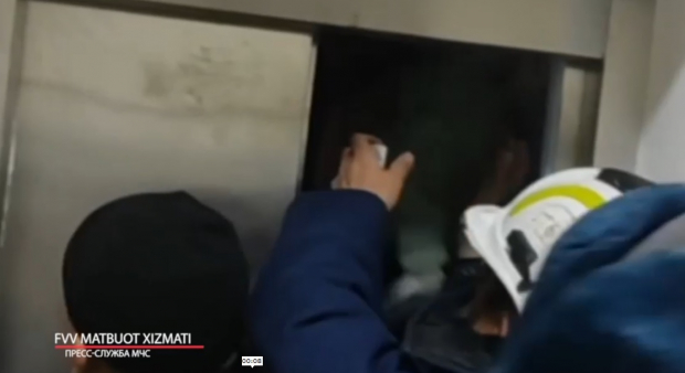 В Нукусе сотрудники МЧС вызволили из застрявшего лифта мать с ребёнком