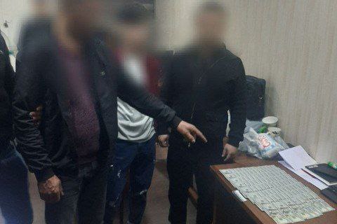 В Самаркандской области мужчина пытался продать наркотические вещества за $10000