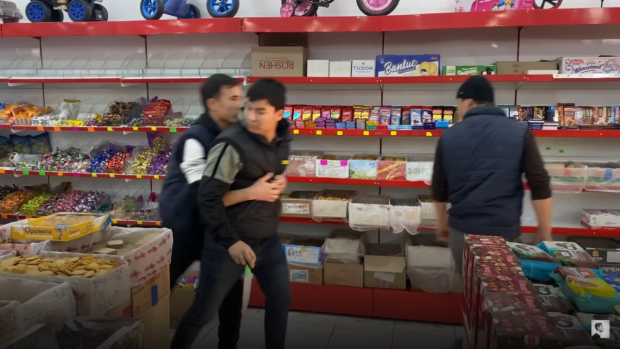 На узбекского блогера напали в продуктовом магазине за поиск просрочки — видео