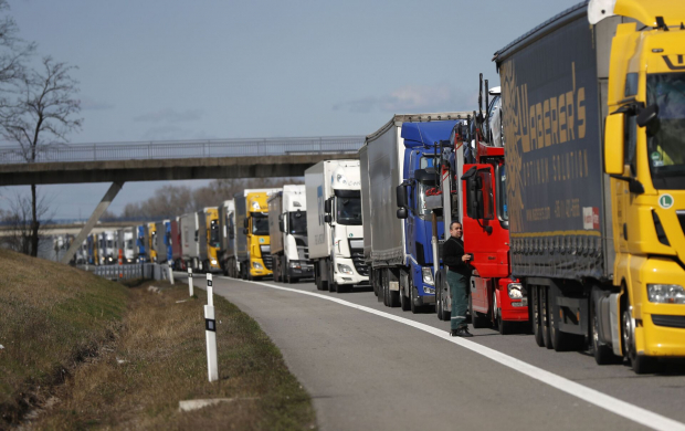 Узбекистанские грузовики встали на границе из-за решения Польши