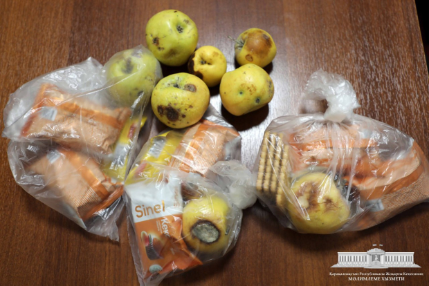 Школьников Каракалпакстана кормили червивыми яблоками и другими испорченными продуктами
