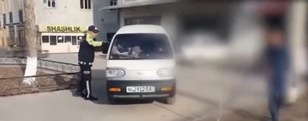 В Намангане водитель автомобиля Damas умудрился усадить в машину 25 детей — видео