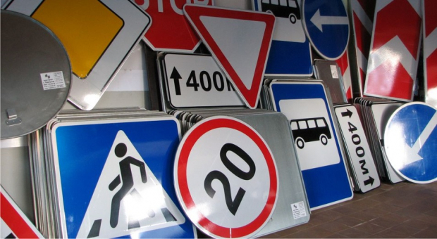В Узбекистане растратили 2,7 млрд сумов на установке дорожных знаков