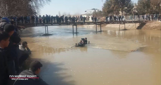 В Сурхандарье грузовик упал в канал — видео