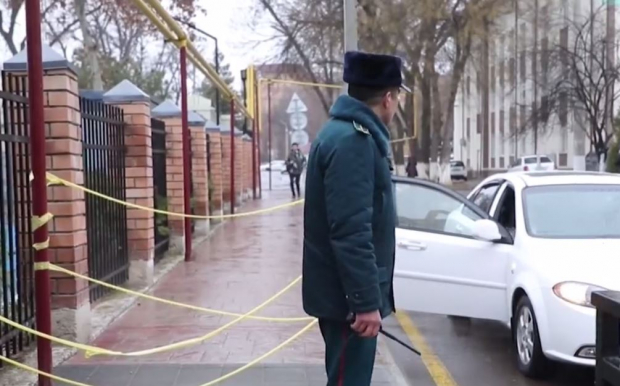 В Ташкенте возле всех школ начали патрулировать правоохранители — видео