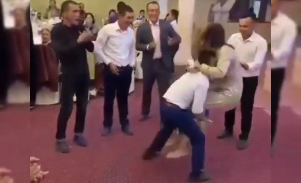 На узбекской свадьбе мужчина унизил танцовщицу и довел ее до слез — видео