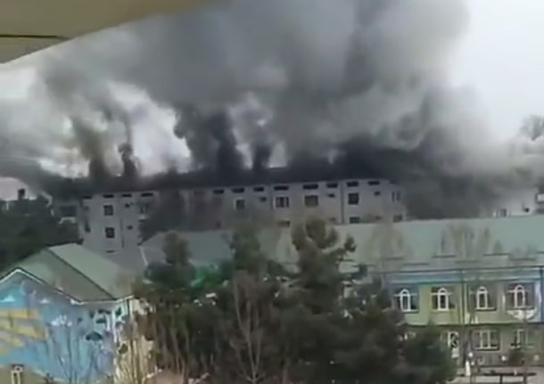 В одном из жилых домов Андижана вспыхнул крупный пожар — видео