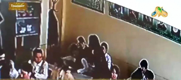 В Ташкенте наказали учительницу, которая избила школьника за использование телефона на уроке — видео