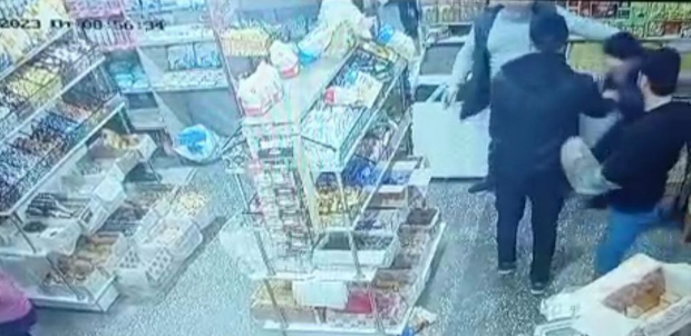 В Андижанской области мужчина жестоко избил работника магазина - видео