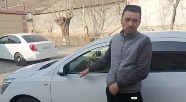 Мужчина из Ферганы обвинил птицу в порче автомобиля и издевался над ней - видео