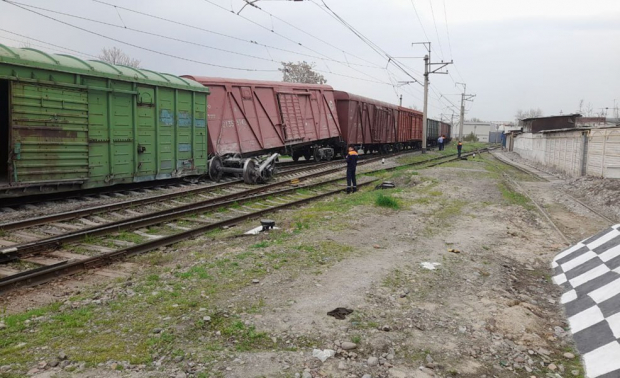 В Ташкенте 3 вагона грузового поезда сошли с рельсов - видео