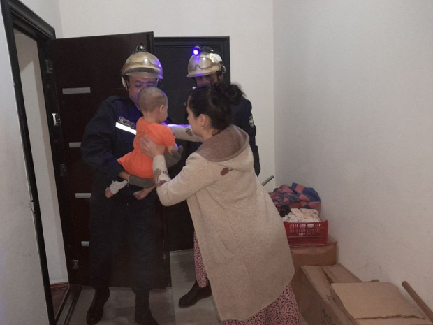 В Фергане сотрудники МЧС оказали помощь ребёнку, который остался запертым в квартире