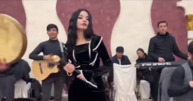 На узбекской свадьбе мужчина попытался унизить певицу и сильно пожалел об этом — видео