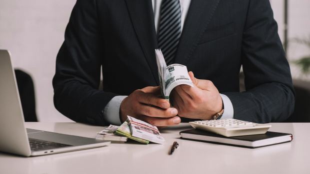 Мошенник из Бухарской области присвоил деньги двух граждан, под видом инвестиций в иностранную компанию