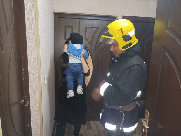 В Бекабаде сотрудники МЧС спасли годовалого ребёнка, запертого в квартире