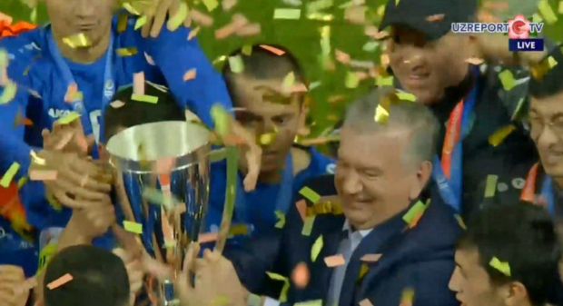 Шавкат Мирзиёев вместе с футболистами отпраздновал победу на Кубке Азии — видео