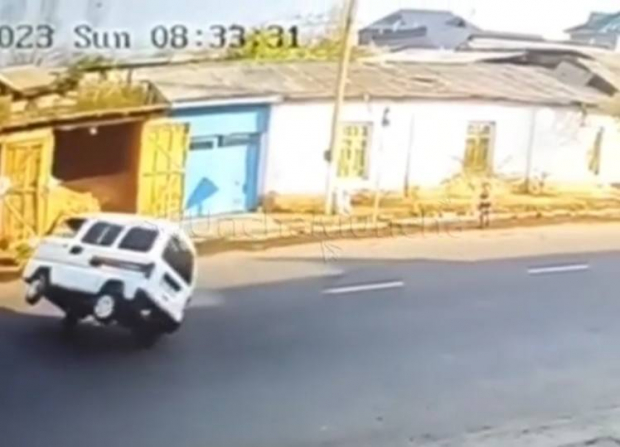 В Намангане водитель автомобиля, рискуя своей жизнью, чудом не сбил ребёнка — видео