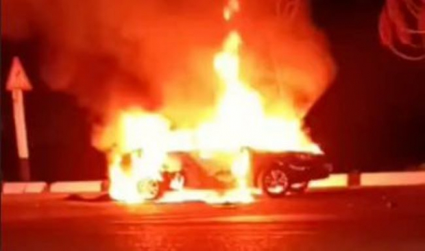 В Андижане произошло ДТП, в результате чего сгорел автомобиль