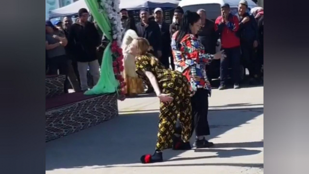 Продавщицы ташкентского рынка покорили соц-сети «сексуальным» танцем — видео