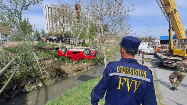 В Самарканде автомобиль «ВАЗ-2106» вылетел в канал