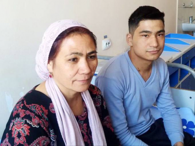 В Узбекистане мать спасла своего сына, отдав ему свою почку