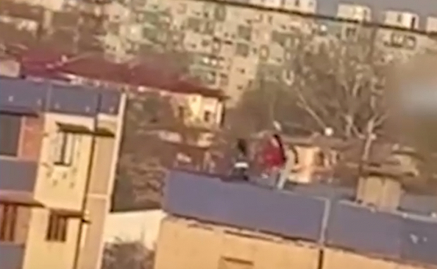 В Ташкенте школьницы забрались на край крыши, чтобы сделать красивые селфи — видео