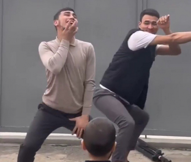 В Узбекистане критикуют мужчин, станцевавших под Инстасамку перед ребенком — видео